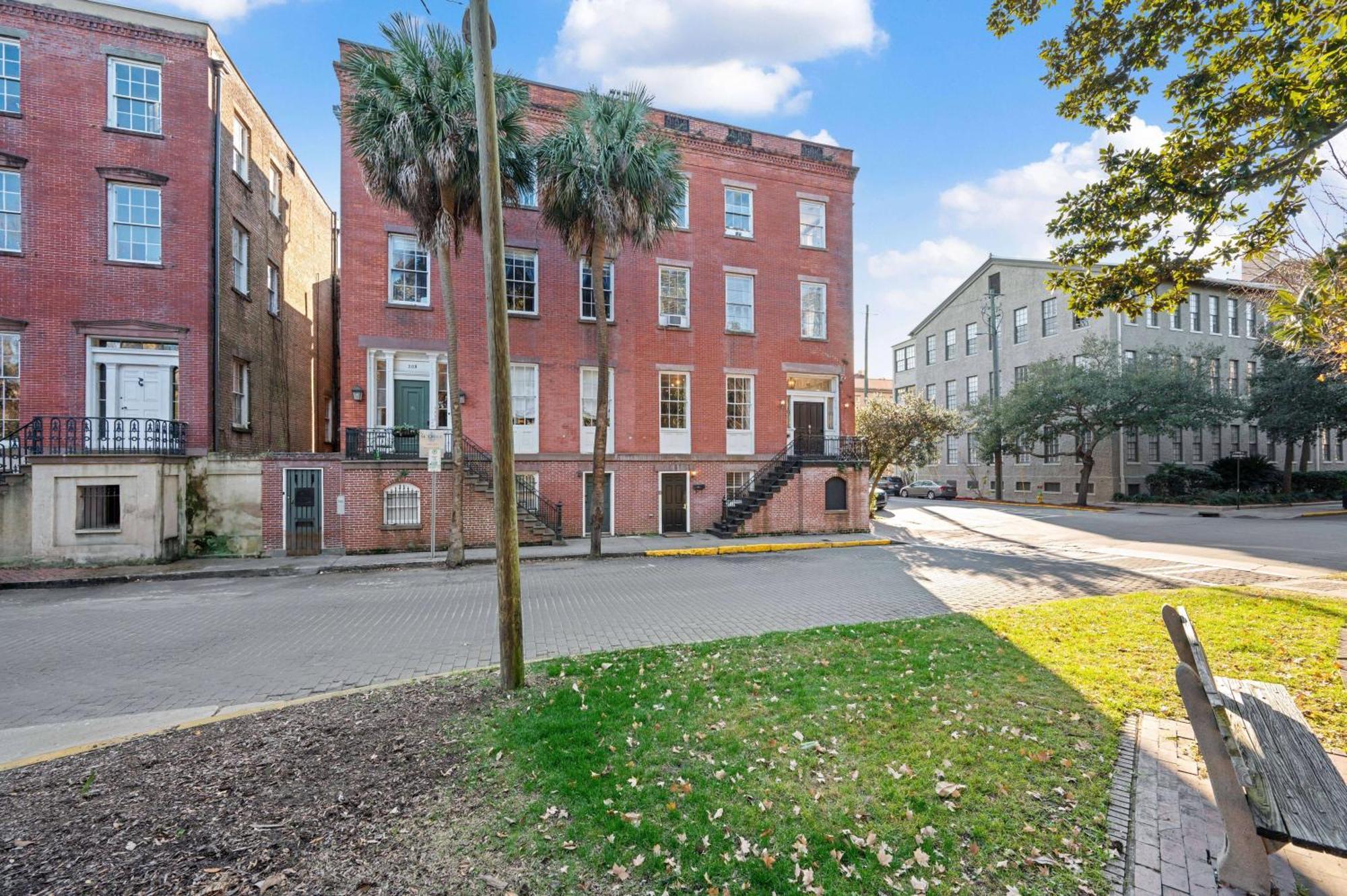Walk To Bars Shopping River Street!-3 Holiday home *
