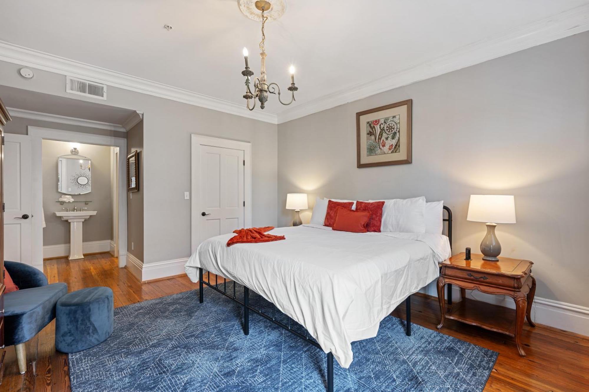 Holiday home Walk To Bars Shopping River Street!-3 *